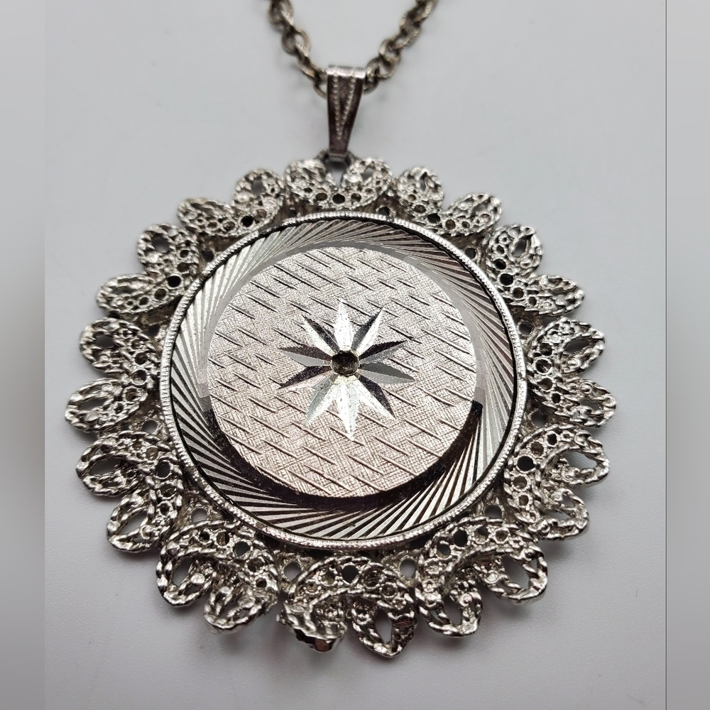 Star of‎ Bethlehem silver tone medallion necklace N2303